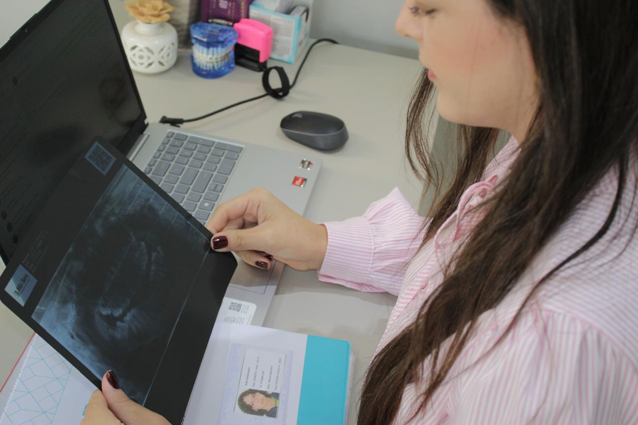 Dentista analisando exame odontológico para diagnóstico