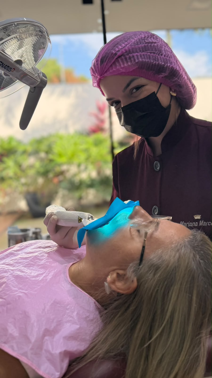 Dra. Mariana Marcomini realizando atendimento odontológico